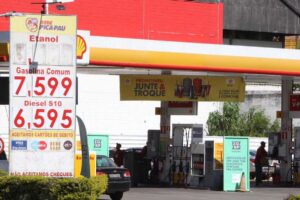 A partir do próximo sábado, os postos de combustíveis deverão mostrar os preços com apenas duas casas decimais – prazo final para adequação à regra da Agência Nacional do Petróleo, Gás Natural e Biocombustíveis (ANP)