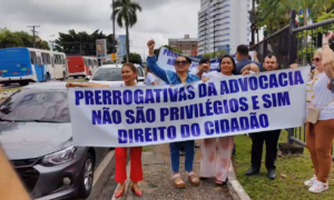 Advogados do Amazonas protestam para poder usar materiais básicos de trabalho
