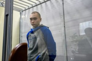 O sargento russo Vadim Shishimarin, 21, foi condenado nesta segunda-feira (23) à prisão perpétua por ter baleado um civil ucraniano em um vilarejo próximo a Kiev. O caso é o primeiro crime de guerra a cometido desde o início da invasão da Rússia à Ucrânia, em 24 de fevereiro