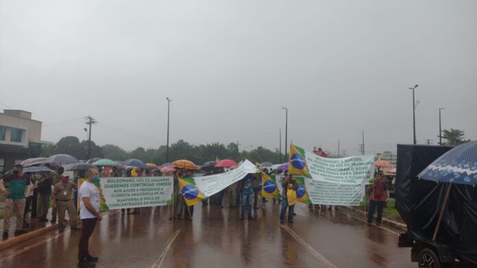 Funcionários da Jayoro, empresa instalada em Presidente Figueiredo (a 126 quilômetros de Manaus) que produz cana de açúcar para refrigerantes, realizam manifestação na manhã desta quarta-feira (4) contra o decreto do governo federal que reduz para zero a alíquota do Imposto sobre Produtos Importados (IPI) no polo de concentrados