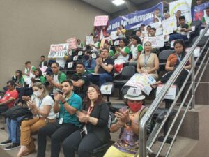 Instituições de ensino profissionalizante realizaram protesto na Assembleia Legislativa do Amazonas (Aleam) nesta quarta-feira (18) contra a Medida Provisária 1.116, que altera o sistema de formação de jovens no ensino técnico para inserção no mercado de trabalho