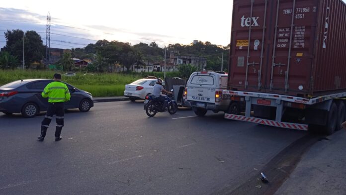 Vídeos: mulher morre atropelada por carreta em Manaus