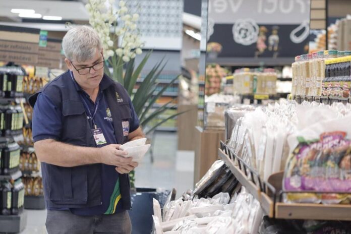 Alimentos e produtos de limpeza vencidos são apreendidos pelo Procon em supermercado de Manaus