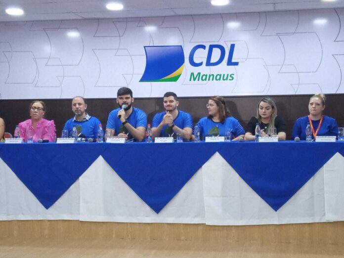 A Câmara de Dirigentes Lojistas de Manaus (CDLM) anunciou hoje (30) o lançamento do Dia Livre de Impostos, que acontece na quinta-feira (2) em dois shopping centers de Manaus e lojas, cafés, lanchonetes, restaurantes e até pet shops