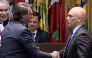 Veja Vídeo: Aperto de mão de Bolsonaro e Moraes é aplaudido em cerimônia no TST