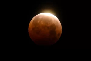 Eclipse Lunar total ocorre neste domingo e será visível em todo o Brasil