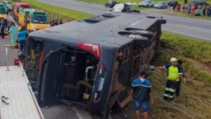 ônibus de dupla sertaneja sofre acidente e deixa ao menos seis mortos