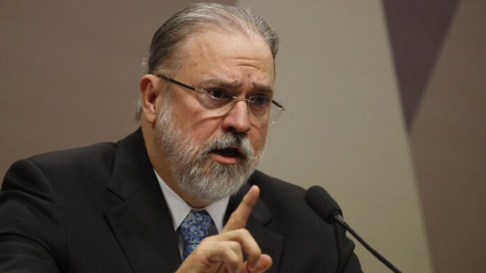 Augusto Aras briga com subprocurador