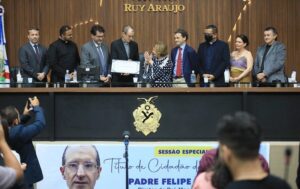 Padre Felipe Bauzière recebe título de cidadão amazonense da Assembleia Legislativa