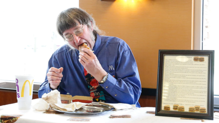 Americano entra no livro dos recordes após comer hamburger todos os dias por 50 anos