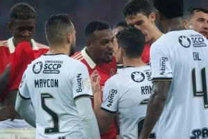 Rafael Ramos é preso por injúria racial após jogo contra o Inter; Corinthians paga fiança