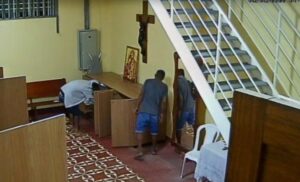 Vídeo: Igreja do São Raimundo em Manaus é arrombada e ladrões fazem a limpa no local