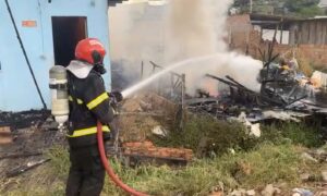 Veja vídeo: incêndio destrói casas na zona Norte de Manaus