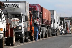 Governo cria ajuda para caminhoneiros e amplia o Auxílio Gás
