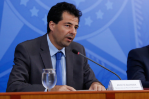 Ministro diz que governo não pode interferir nos preços da Petrobras