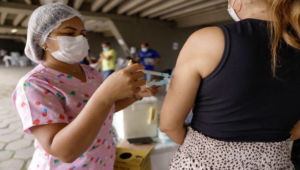Novo boletim da FVS aponta alta de casos de Covid e reafirma vacinação