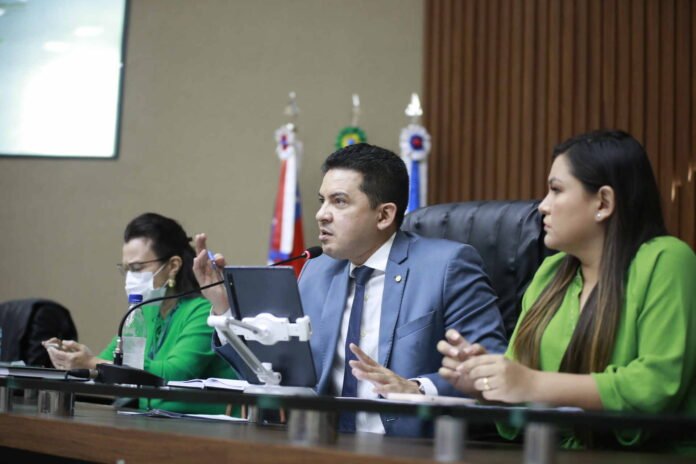 Promulgada em dezembro de 2013, a lei nº 179, que determina a contratação de homens e mulheres com idade acima de 35 anos nas empresas instaladas em Manaus, foi revogada ontem (1º) pela Assembleia Legislativa do Amazonas (Aleam)