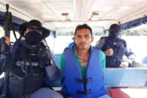 O Comitê de Crise da Polícia Federal do Amazonas (PF-AM) informou, por meio de nota divulgada nesta quinta-feira (9), que um perito do Departamento de Polícia Técnico Científica (DPTC) vai colher material genético da lancha apreendida com o pescador Amarildo da Costa Oliveira, 41, conhecido como "Pelado"