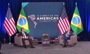 O presidente Jair Bolsonaro pediu ao presidente dos EUA, Joe Biden, ajuda para derrotar o ex-presidente Lula nas eleições deste ano, segundo a agência de notícias "Bloomberg"
