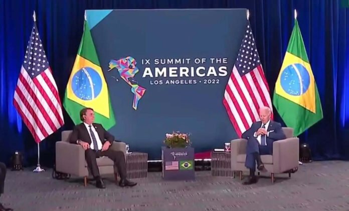 O presidente Jair Bolsonaro pediu ao presidente dos EUA, Joe Biden, ajuda para derrotar o ex-presidente Lula nas eleições deste ano, segundo a agência de notícias 