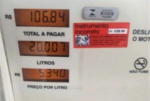 A Petrobras anunciou nesta sexta-feira (17) aumentos nos preços da gasolina e do diesel para as distribuidoras. Os reajustes entram em vigor no sábado (18). O litro da gasolina passou de R$ 3,86 para R$ 4,06 — aumento de 5,18%