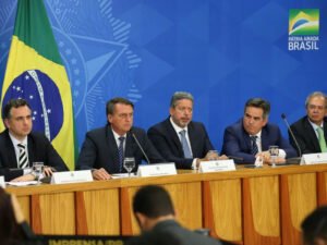 O presidente Jair Bolsonaro anunciou nesta segunda-feira (6) uma proposta para reduzir os impostos estaduais sobre os combustíveis em troca do ressarcimento da perda de receita com recursos federais