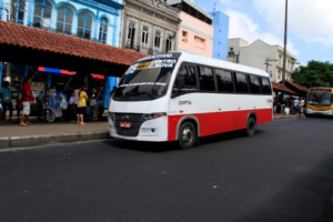 David Almeida altera lei e amplia circulação dos ônibus alternativos em Manaus