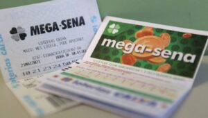 O sorteio 2.490 da Mega-Sena, que acontece às 20h deste sábado (11), em São Paulo, pode pagar um prêmio de R$ 40 milhões para quem acertar as seis dezenas