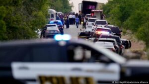 Pelo menos 46 imigrantes foram encontrados mortos dentro de um caminhão nesta segunda-feira (27) em San Antonio, no estado norte-americano do Texas, disse o governador do estado, Greg Abbott