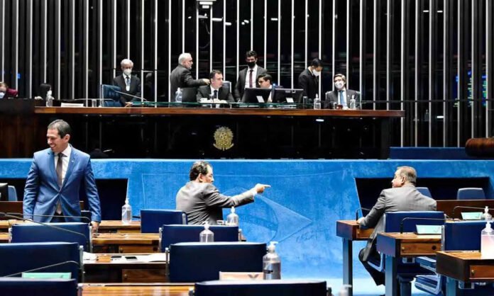 O Senado pode votar ainda nesta quarta-feira (29) uma proposta de emenda constitucional (PEC) com um pacote com cinco medidas para diminuir os efeitos da alta dos combustíveis