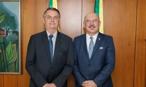 Milton Ribeiro diz em ligação que Bolsonaro o alertou sobre busca