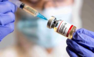 O presidente Jair Bolsonaro editou nesta sexta-feira (17) uma medida provisória que autoriza a compra de vacinas contra a covid-19 pela iniciativa privada diretamente com os fabricantes