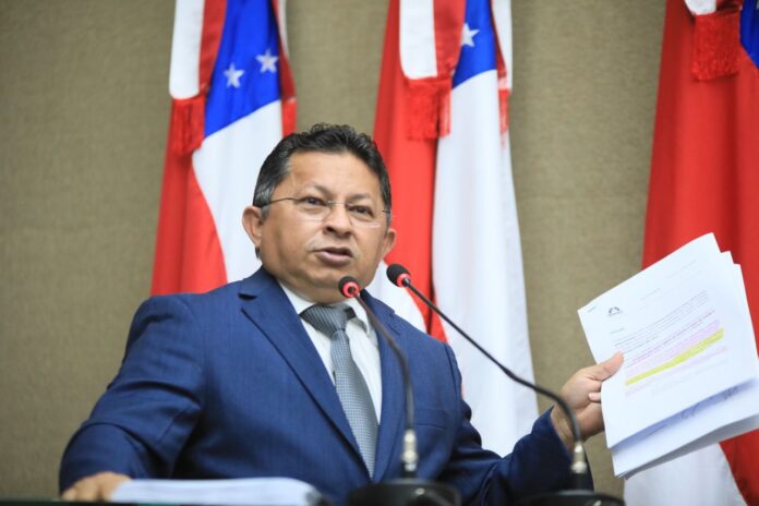 O deputado Sinésio Campos (PT) apresentou hoje (7), na Assembleia Legislativa do Amazonas (Aleam), pedido de urgência na tramitação do Projeto de Lei (PL) n° 267/2022, que proíbe a instalação de aparelhos do Sistema de Medição Centralizada (SMC), os chamados medidores áereos, por concessionárias de água e energia elétrica