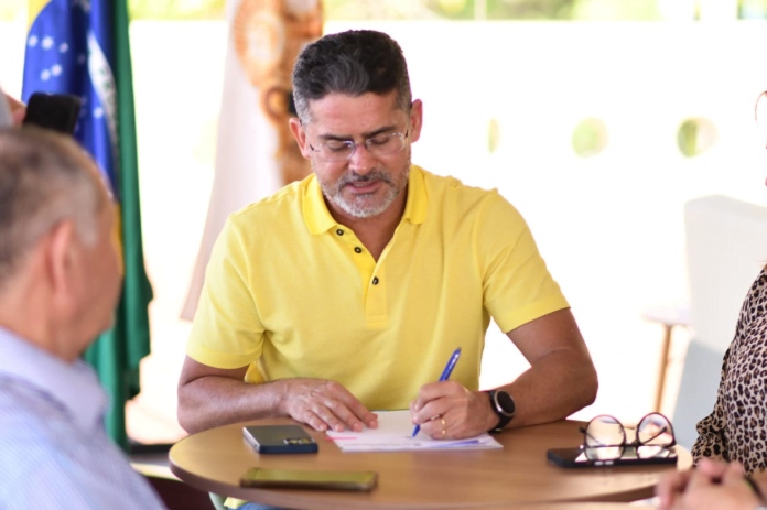 David Almeida sanciona reajuste de 12,47% a servidores da Semed