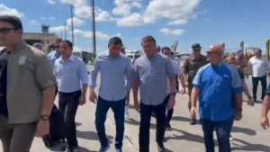 Wilson Lima recepciona Bolsonaro em sua chegada a Manaus