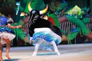 O boi-bumbá Caprichoso foi o primeiro a se apresentar na segunda noite do 55º Festival Folclórico de Parintins, nesse sábado (25). Na arena do Bumbódromo, o Touro Negro desenvolveu o subtema “Amazônia-Aldeia: o brado do povo”
