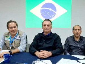 Bolsonaro diz em live que "exagerou" ao dizer que botaria cara no fogo por Milton Ribeiro
