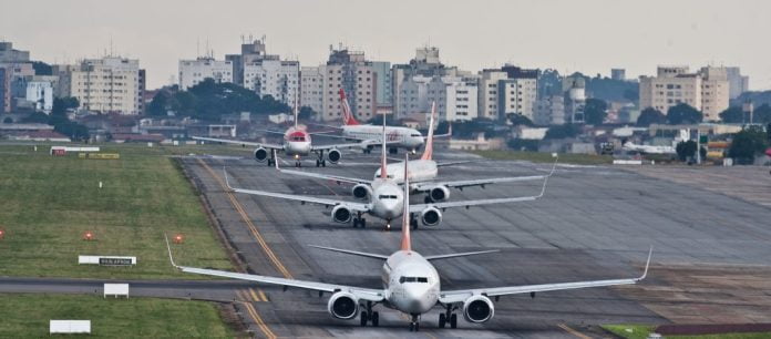 Avião da Gol arremete para evitar acidente no aeroporto de Congonhas