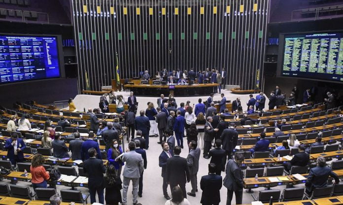 Câmara aprova texto-base de PEC em 2º turno para turbinar benefícios