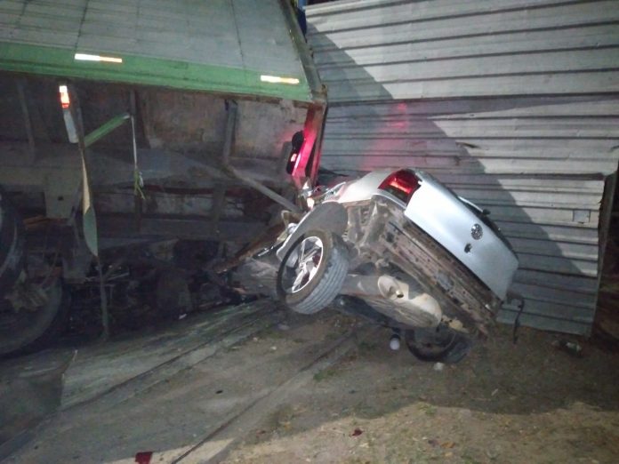 Carreta tomba esmagando um carro estacionado, e para trânsito em rua de Manaus