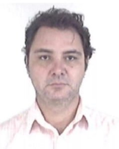 A polícia identificou o homem que arremessou uma garrafa de plástico com um líquido malcheiroso contra o ato do ex-presidente Luiz Inácio Lula da Silva na Cinelândia, no Centro do Rio, na noite dessa quinta-feira (7)