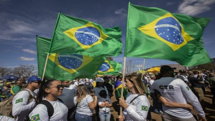 A juíza Ana Lúcia Todeschini Martinez, da 141ª Zona Eleitoral de Santo Antônio das Missões (RS), afirmou que a bandeira nacional será considerada propaganda eleitoral a partir do início oficial da campanha eleitoral