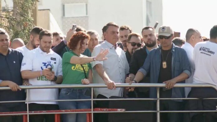 O presidente Jair Bolsonaro (PL) participa na manhã deste sábado (9) da 