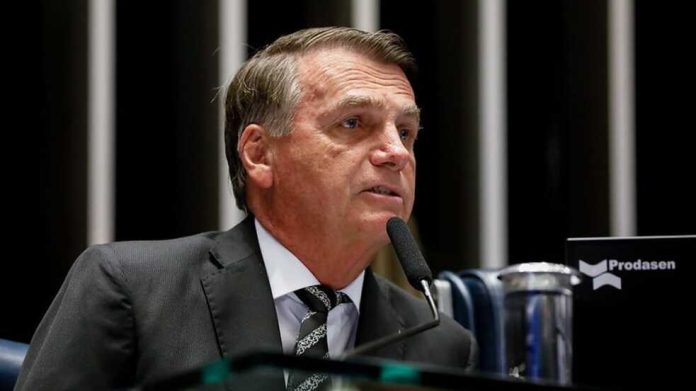 O presidente Jair Bolsonaro (PL) preparou uma série de documentos com informações sobre as urnas eletrônicas para apresentar nesta segunda-feira (18) a embaixadores, em Brasília