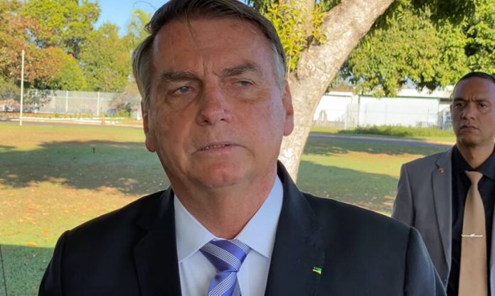 Parlamentares aliados do presidente Jair Bolsonaro (PL) voltaram a articular, nos últimos dias, uma proposta de emenda à Constituição que proteja todos os ex-presidentes da República para evitar que sejam alvos de prisão quando deixarem os cargos