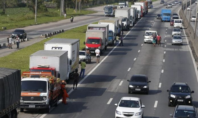 O governo editou nesta quinta-feira uma medida provisória que libera crédito extraordinário de R$ 10,9 bilhões destinado ao pagamento de auxílios a caminhoneiros e motoristas de táxi