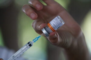 A Agência Nacional de Vigilância Santiária (Anvisa) informou, neste sábado (9), que recebeu o pedido de registro da vacina CoronaVac