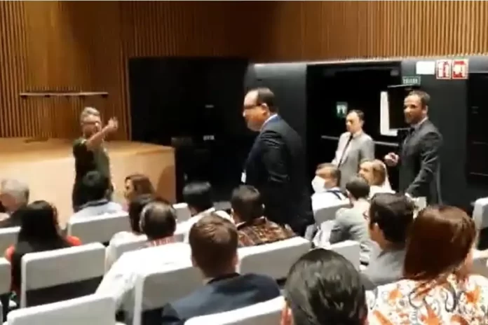 O presidente da Funai, Marcelo Xavier, foi obrigado a deixar um evento em Madri, após ser alvo de protesto de grupos que questionavam sua presença em uma reunião internacional sobre a situação indígena