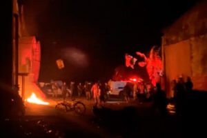 Funcionários do Boi Garantido atearam fogo em partes da estrutura da Cidade Garantido, em Parintins (a 369 quilômetros de Manaus) durante protesto em que exigiam pagamentos atrasados, na noite dessa sexta-feira (8)