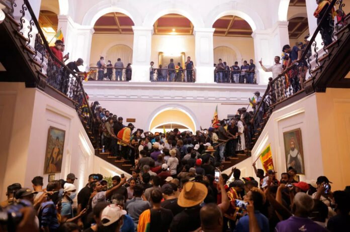 O presidente do Sri Lanka, Gotabaya Rajapaksa, fugiu de sua residência oficial neste sábado (9), em Colombo, capital do país, antes de o local ser tomado por manifestantes